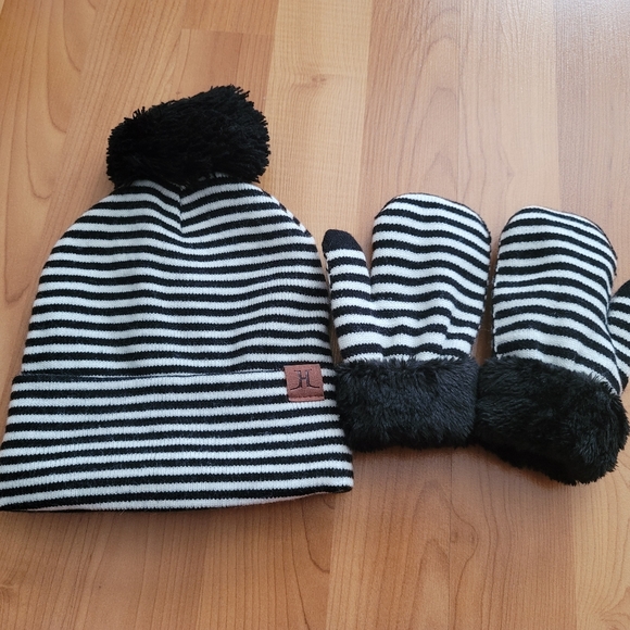 Toddler Girls Boys Black White Striped Hat & Mitten Set Pom Pom NWT Size 2T-3T - Picture 8 of 10